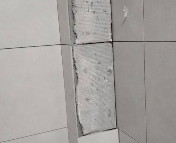 福清瓷砖空鼓维修公司分享下瓷砖施工前基层浇水润湿程度不足，可能导致以下问题